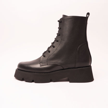 Carla Stivaletto con i Lacci Pelle Nero