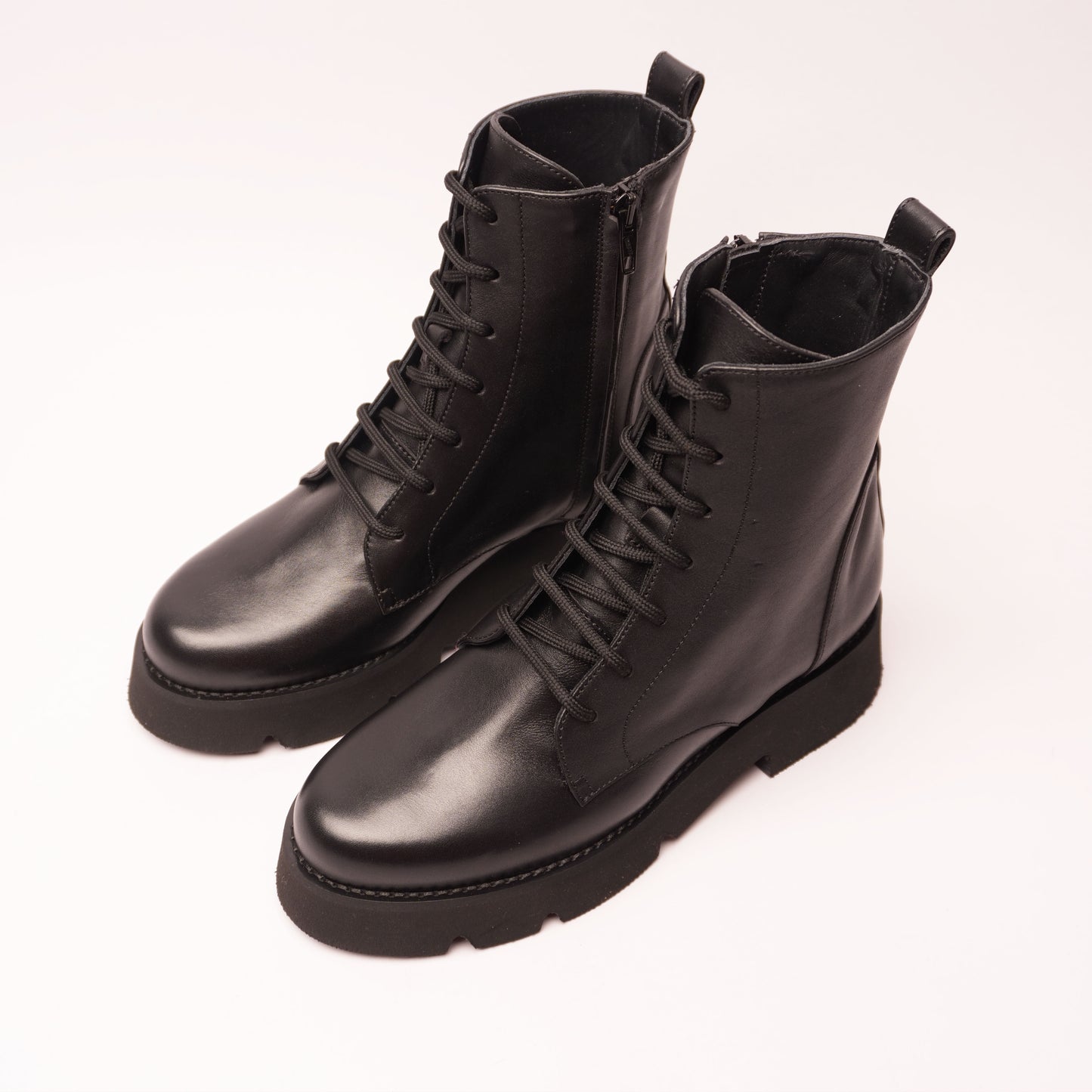 Carla Stivaletto con i Lacci Pelle Nero