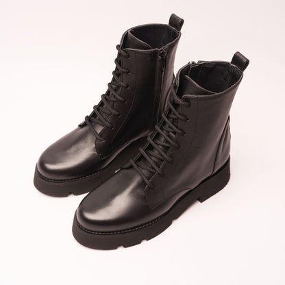 Carla Stivaletto con i Lacci Pelle Nero