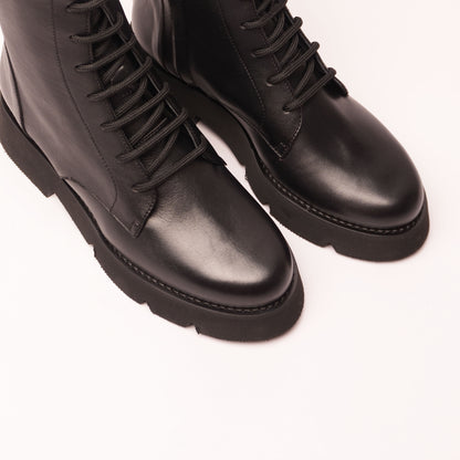 Carla Stivaletto con i Lacci Pelle Nero