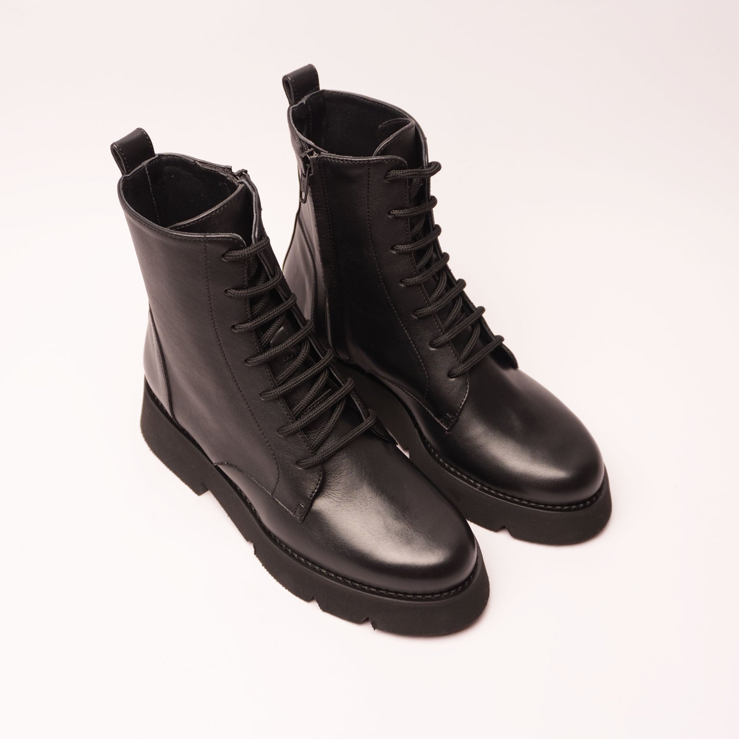 Carla Stivaletto con i Lacci Pelle Nero