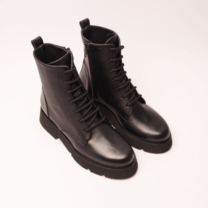 Carla Stivaletto con i Lacci Pelle Nero